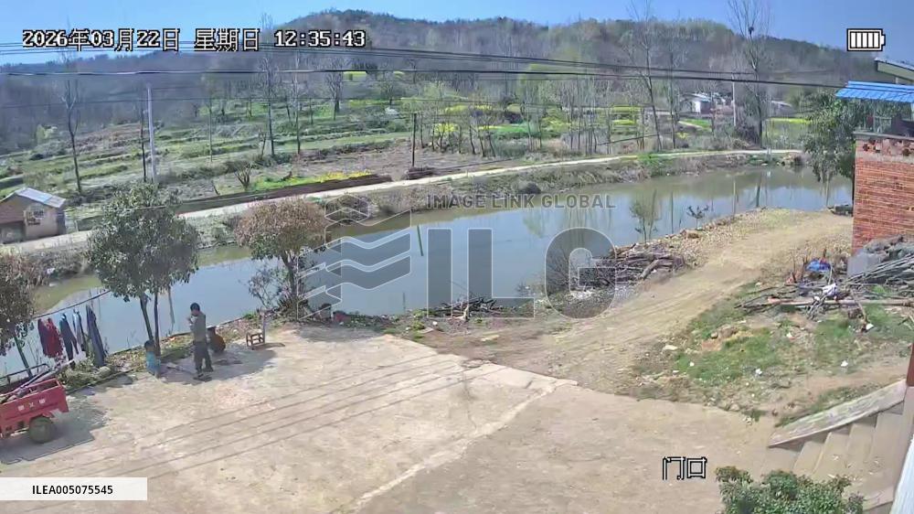 China: Children Nearly Hit by Sudden Water Tornado in Henan