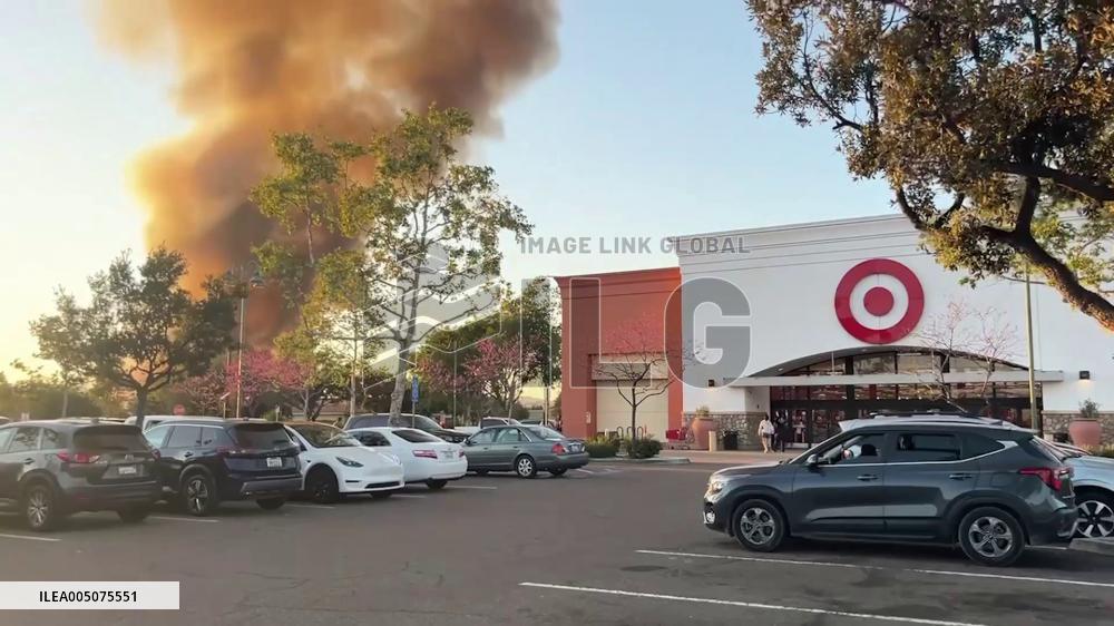 US: Businesses Evacuated as Vegetation Fire Breaks Out Near San Diego River in Santee