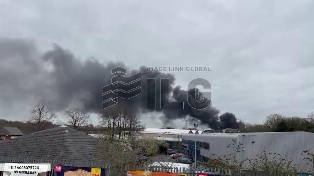 UK: Large Fire Breaks Out at Birmingham Scrapyard
