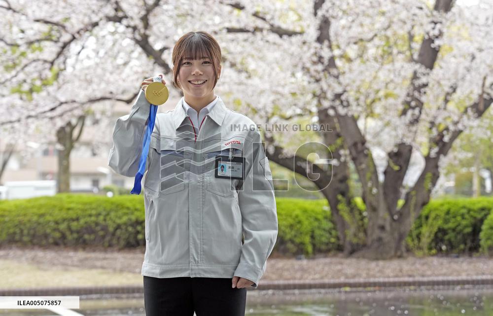 Snowboard champ Fukada enters Toyota