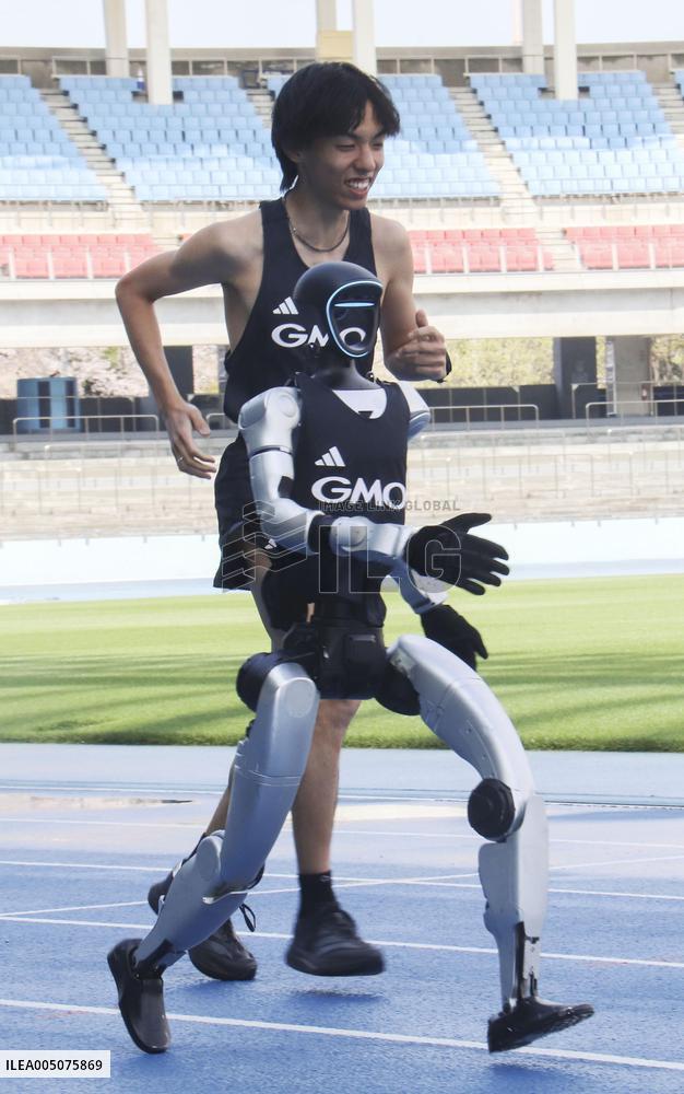 Humanoid robot learning athlete's running techniques