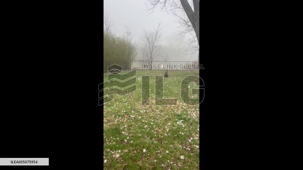 US: Large Hail Batters Southeast Iowa as Tornado-Warned Storm Sweeps Through