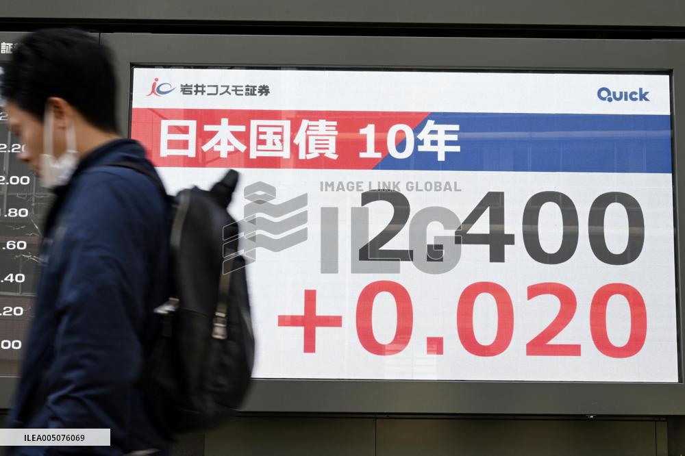 Yield on key gov't bond hits 2.4%