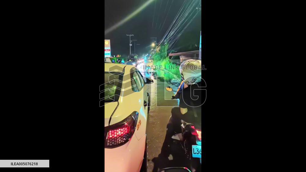 Indonesia: Man Fearlessly Grabs Snake With Bare Hands in Middle of Road