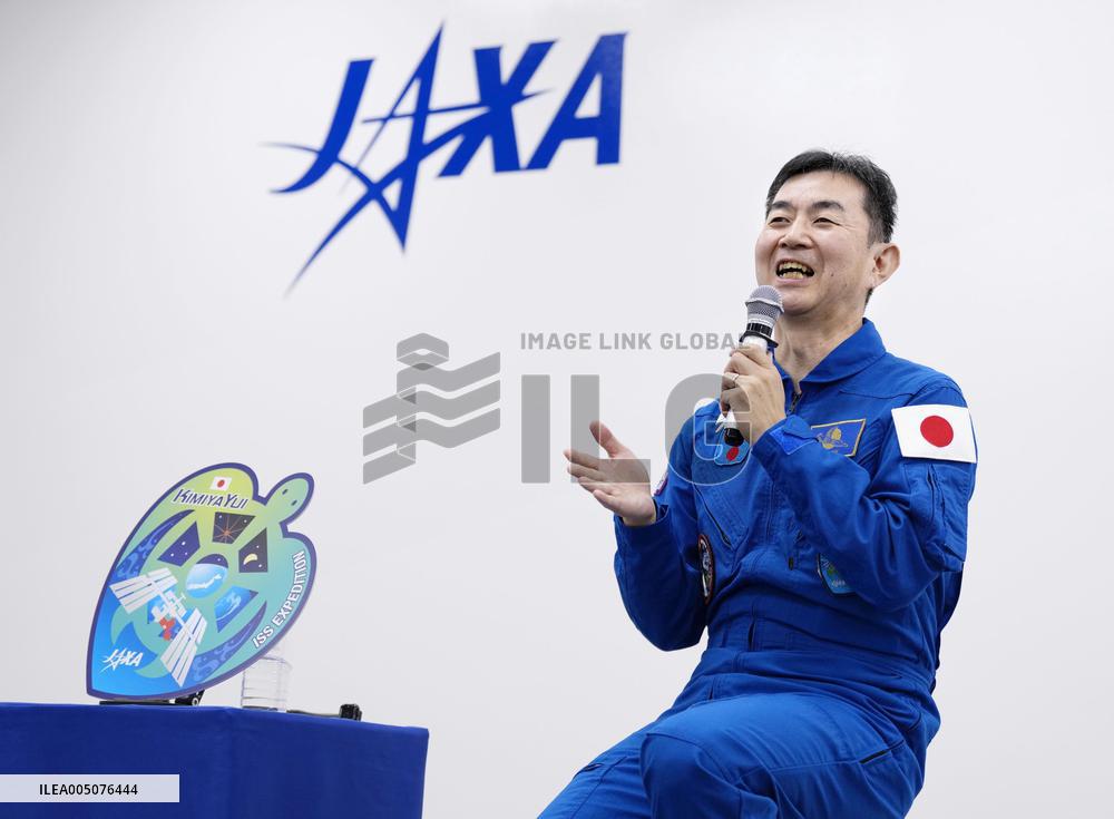 Astronaut Yui meets press