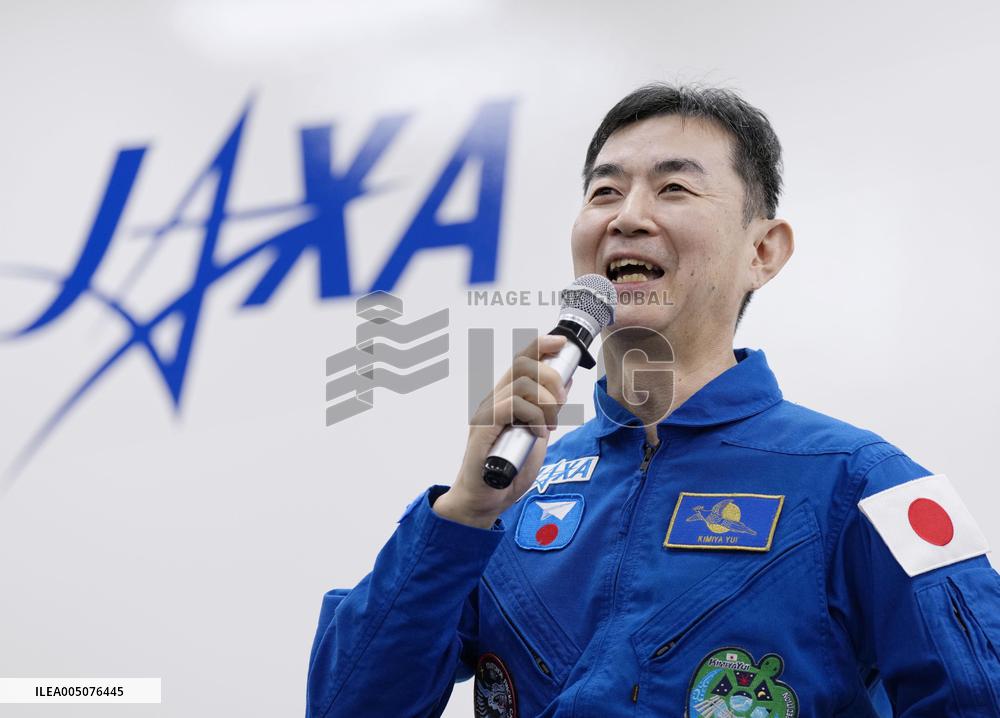 Astronaut Yui meets press