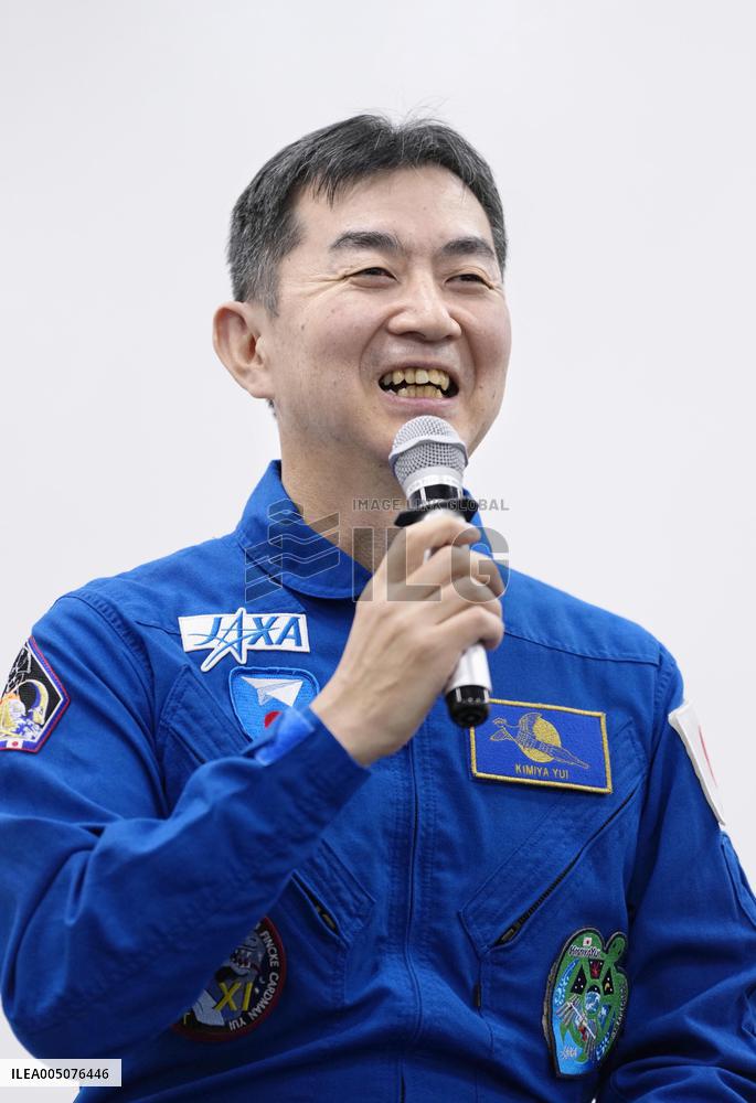Astronaut Yui meets press