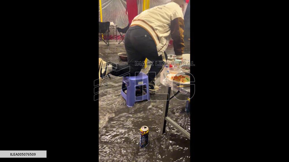 China: Men Refuse to Give Up Their BBQ as Hailstorm Batters Guiyang