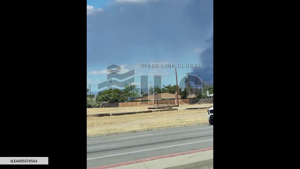 US: Large Fire Destroys Abandoned Warehouse in Bakersfield, California
