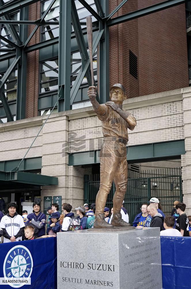 Baseball: Mariners unveil statue of Hall of Famer Ichiro