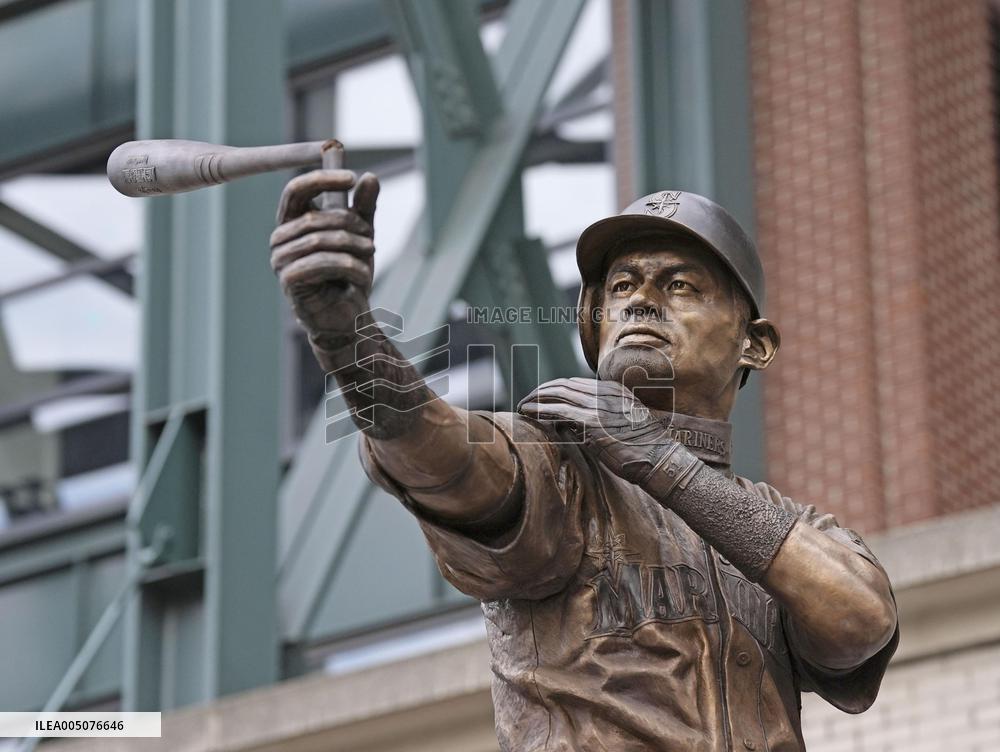 Baseball: Mariners unveil statue of Hall of Famer Ichiro