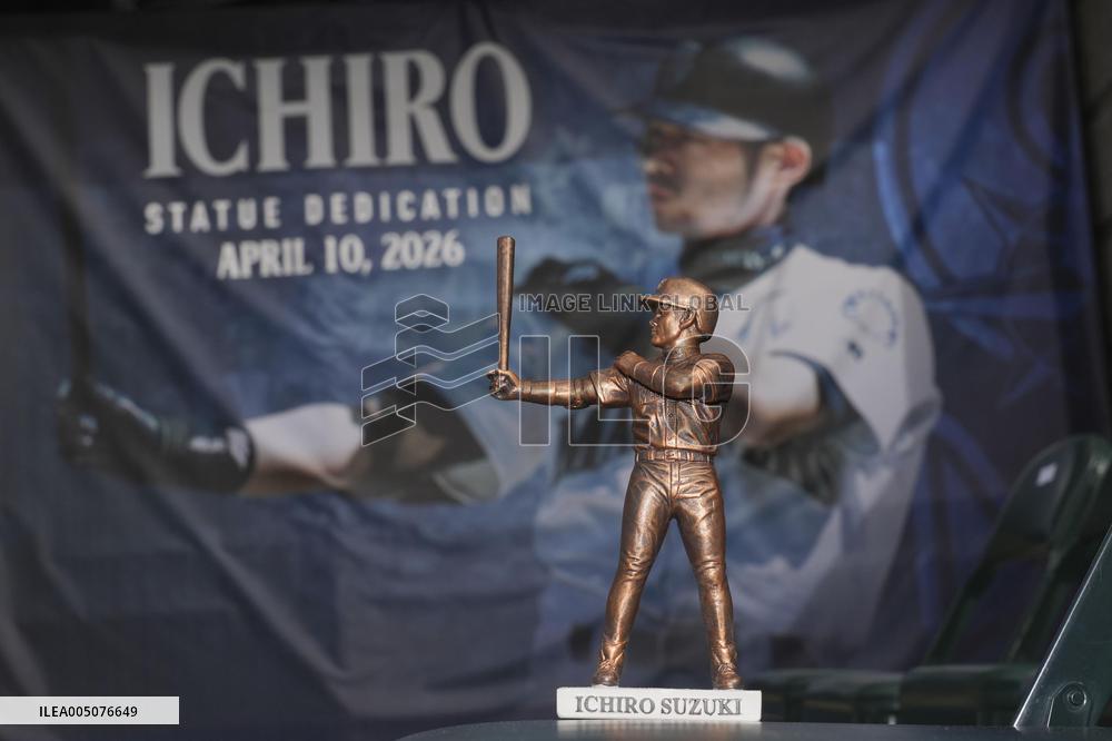 Baseball: Mariners unveil statue of Hall of Famer Ichiro