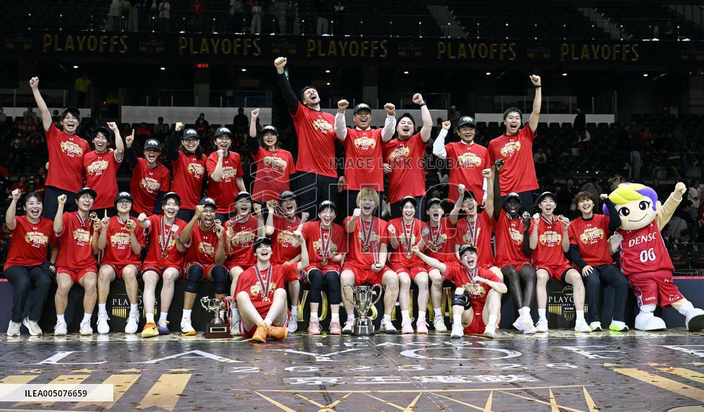 Basketball: woman's league