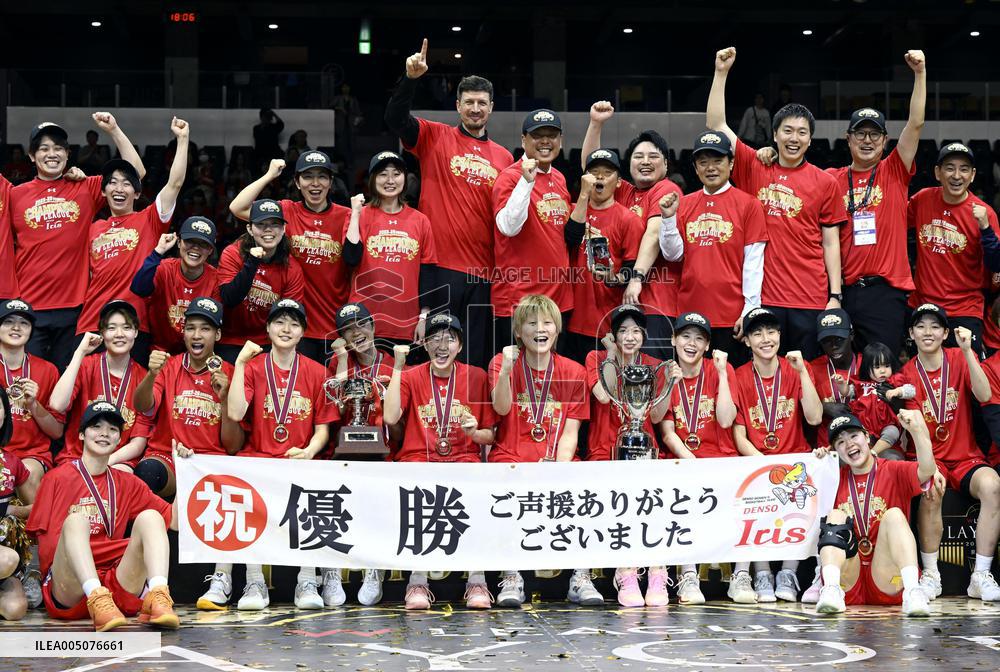 Basketball: woman's league