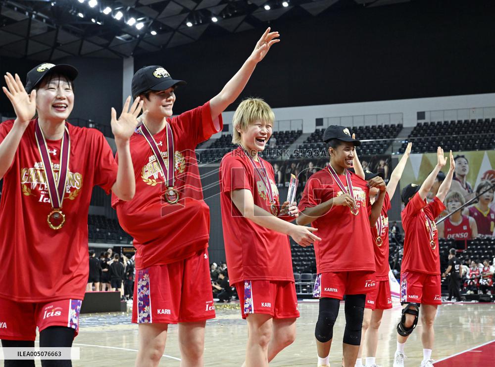 Basketball: woman's league