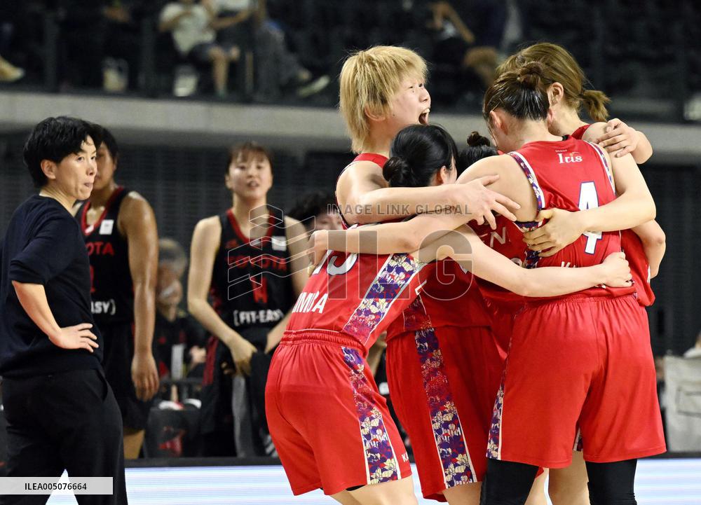 Basketball: woman's league