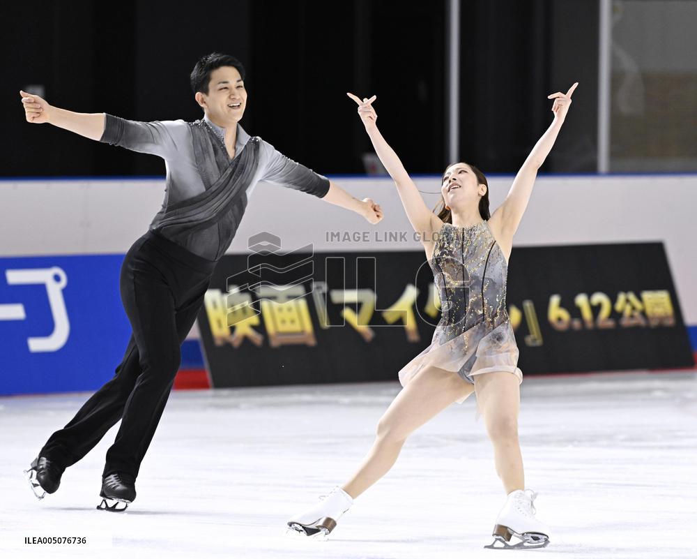 Miura-Kihara pair performs at Mao Rink for new employees
