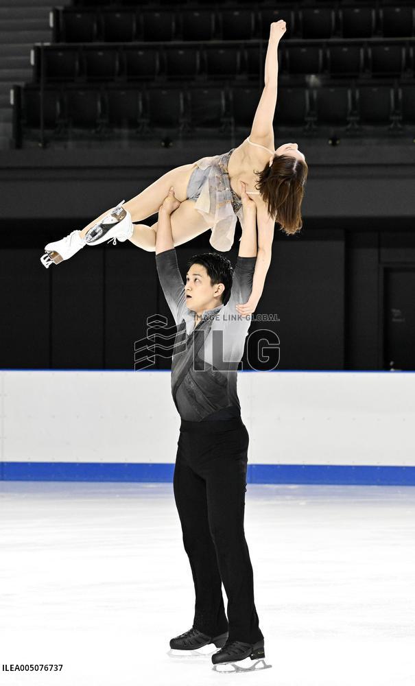 Miura-Kihara pair performs at Mao Rink for new employees