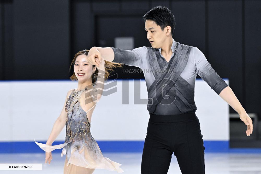 Miura-Kihara pair performs at Mao Rink for new employees