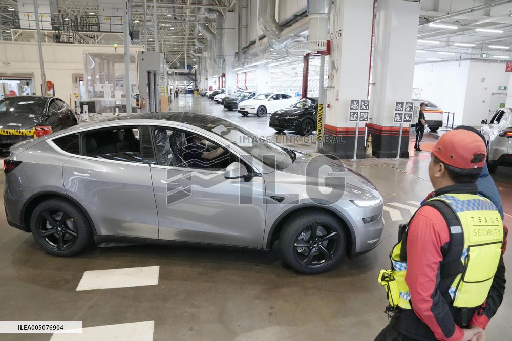Tesla unveils Shanghai factory to media
