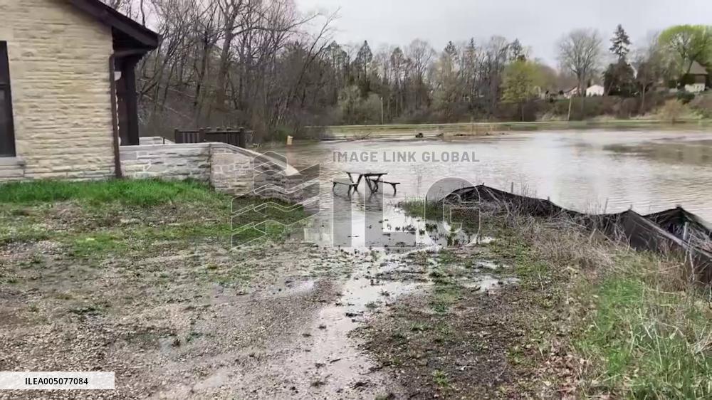 US: Severe Flooding Hits Milwaukee, Forcing Freeway Closures and Stranding Vehicles 4
