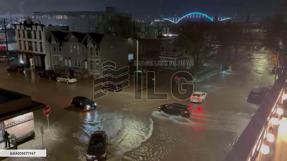 US: Severe Flooding Hits Milwaukee, Forcing Freeway Closures and Stranding Vehicles 5