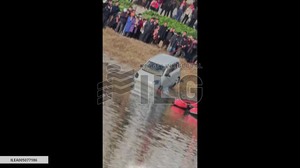 China: Bystanders and Emergency Teams Work Together to Rescue Car From River in Hubei