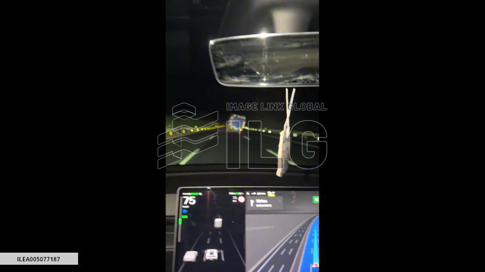 China: Four Young Men Save Driver Trapped in Overturned Truck in Shandong