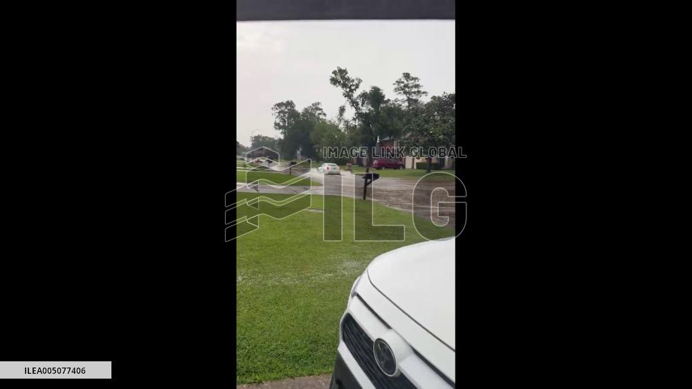 US: Heavy Rain Causes Flooding in Houston Area, Forcing Highway Closure