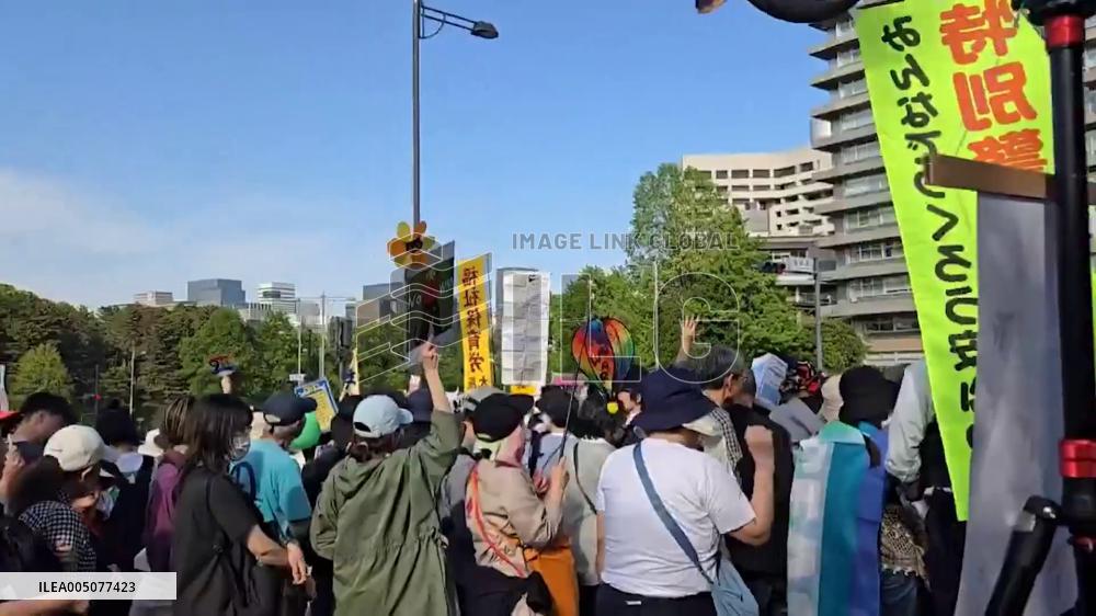 Japan: Tens of Thousands Rally Outside National Diet Building Against War and Constitutional Revision