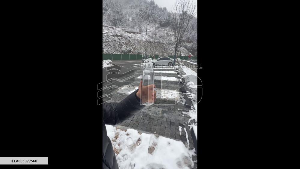 China: Video Shows Water Freezing Instantly Inside Sealed Bottle in Shaanxi
