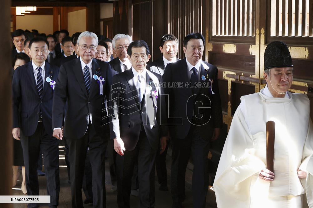 Lawmakers at Tokyo's Yasukuni shrine
