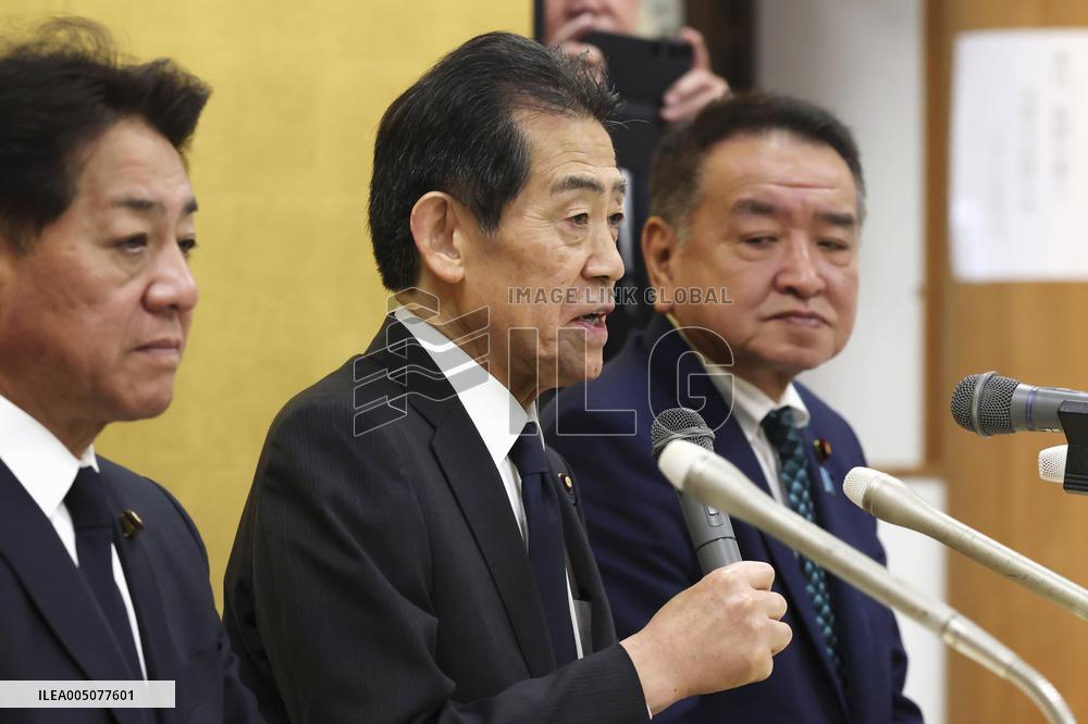 Lawmakers at Tokyo's Yasukuni shrine