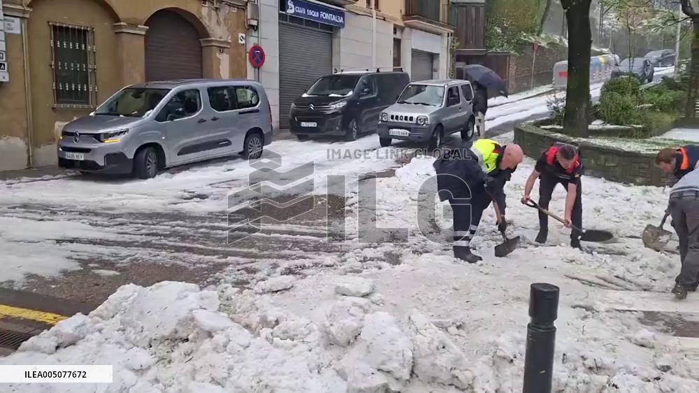 Hailstorm Disrupts Traffic and Blankets Streets in Ribes de Freser, Catalonia 3