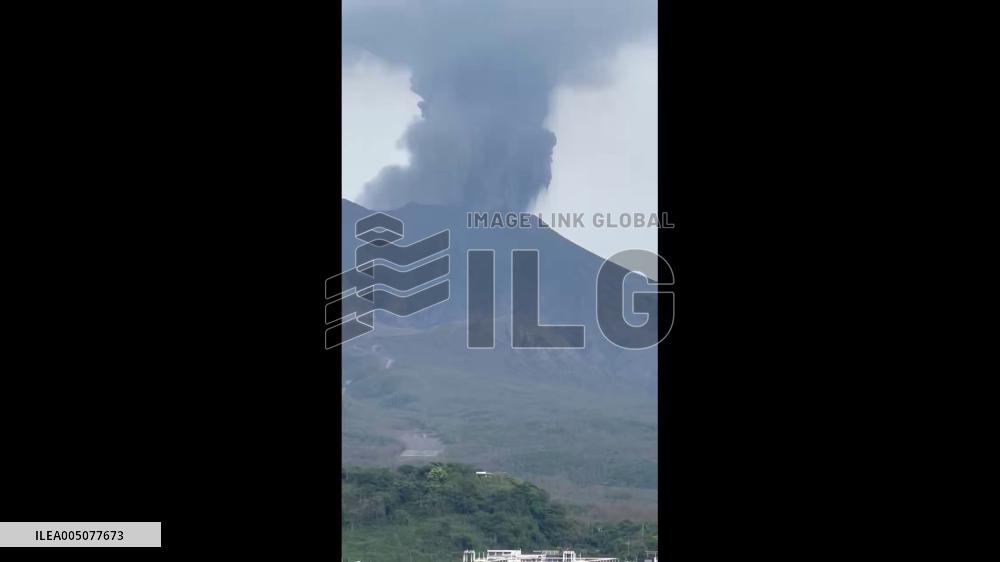 Japan: Volcanic Ash Blankets Kagoshima After Sakurajima Eruption Sends Plume 2,400 Meters High 2