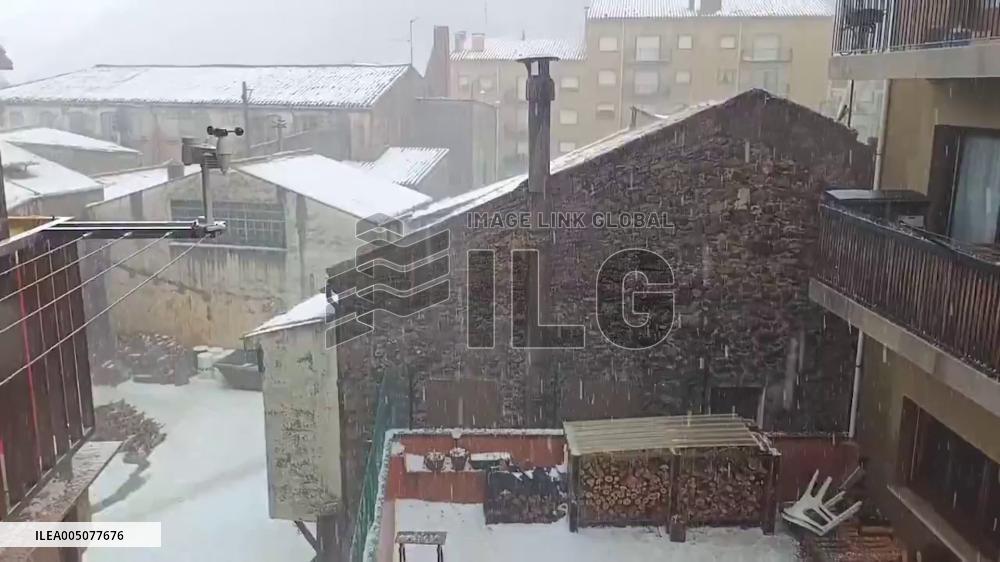 Hailstorm Disrupts Traffic and Blankets Streets in Ribes de Freser, Catalonia 4