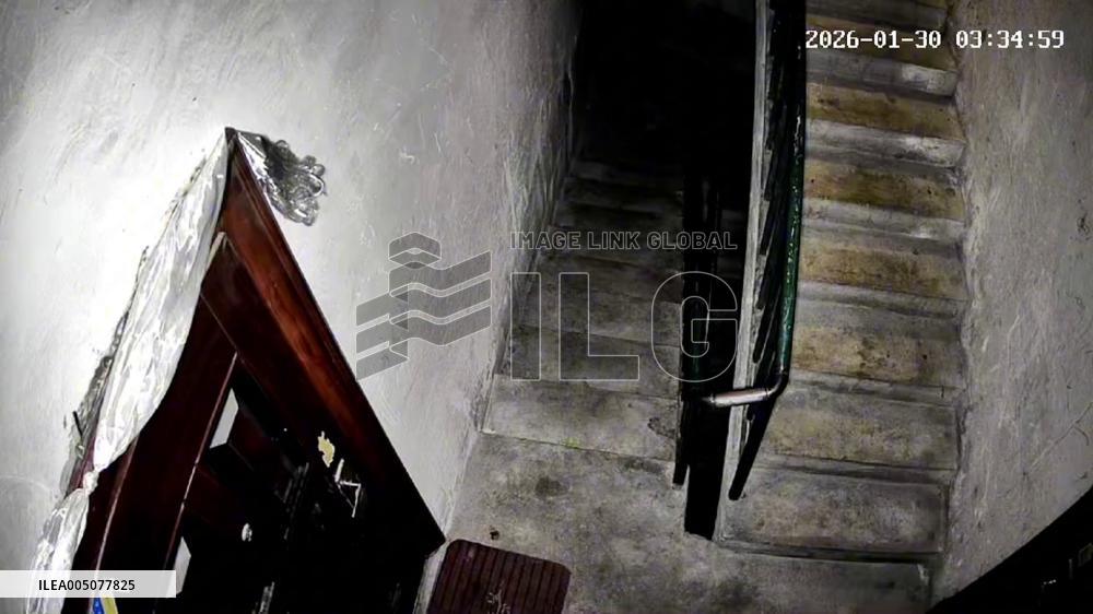 China: Man Scares Off Two Brown Bears From Apartment Building in Tibet