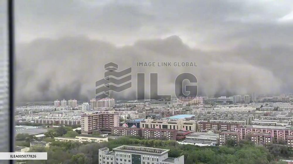 China: Massive Sandstorm Engulfs City in Xinjiang, Turning Day Into Darkness