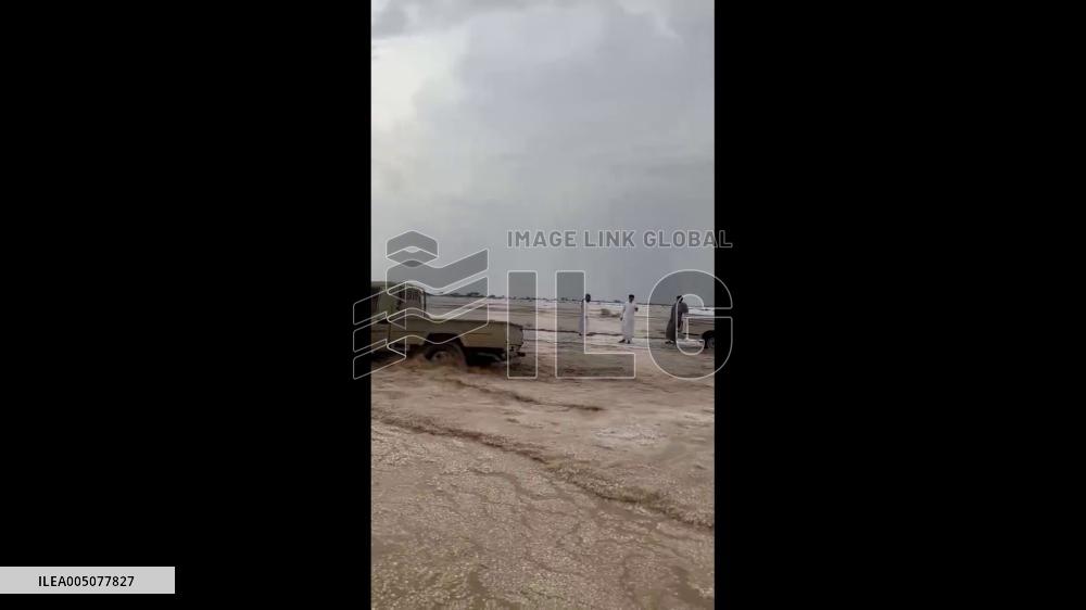 Saudi Arabia: Violent Hailstorm Blankets Streets and Traps Cars in Afif, Najd