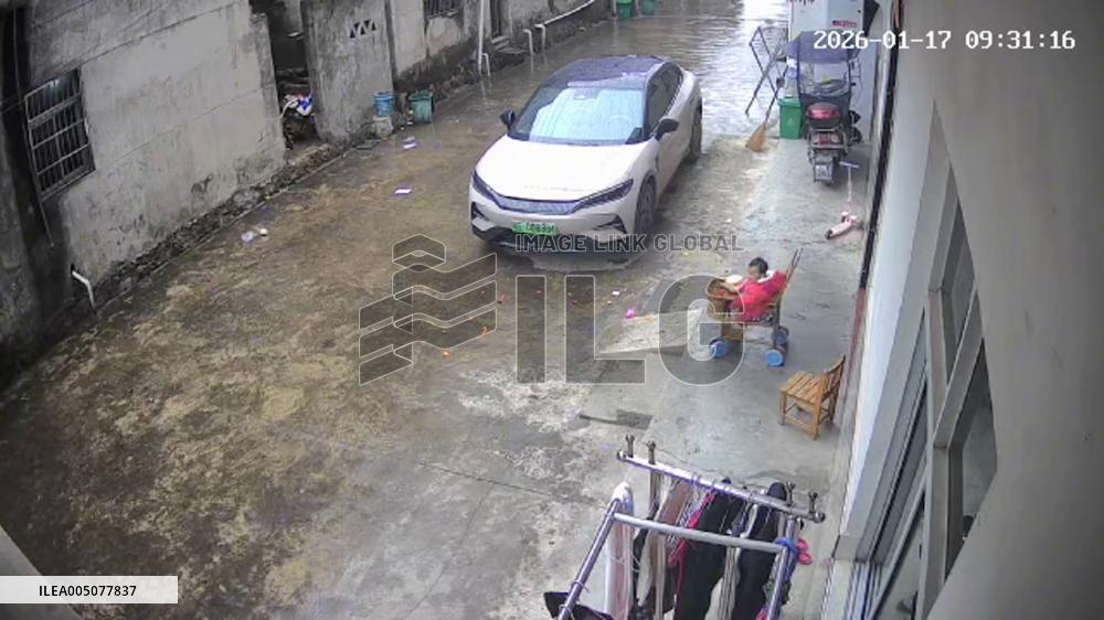 China: Quick-Thinking Passerby Saves Baby From Stroller Staircase Fall