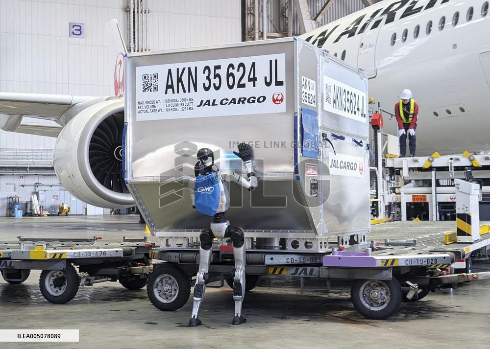 JAL to use robots for cargo loading