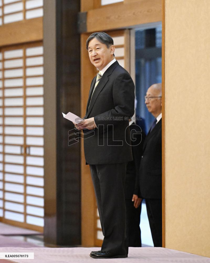 Emperor meets with lawmakers at palace
