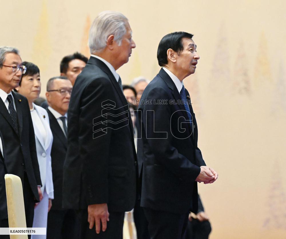 Emperor meets with lawmakers at palace