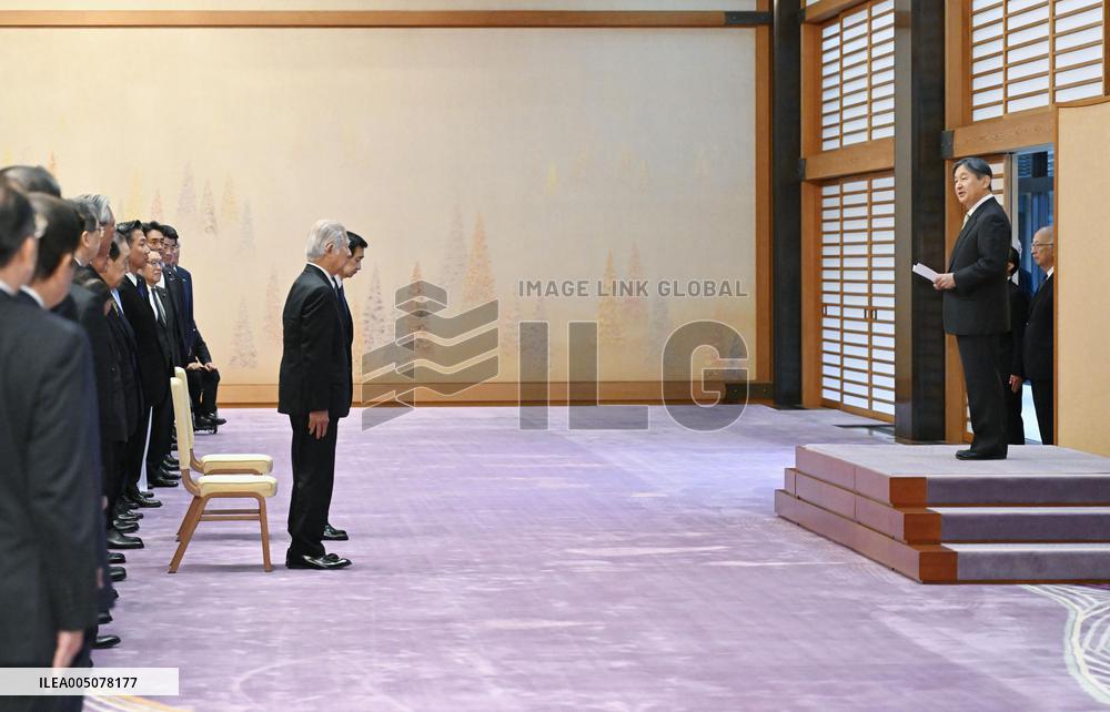 Emperor meets with lawmakers at palace
