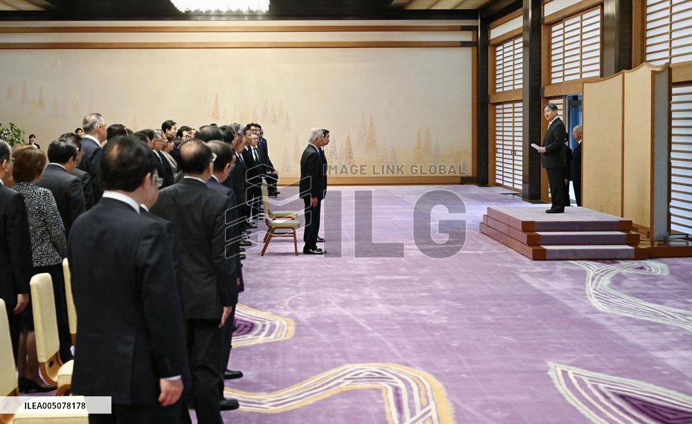 Emperor meets with lawmakers at palace