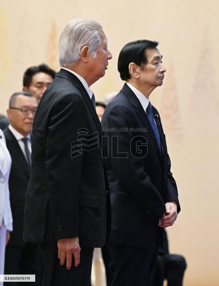 Emperor meets with lawmakers at palace