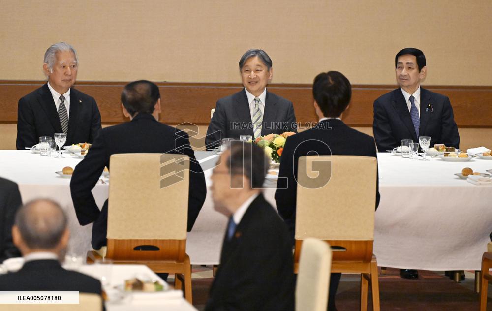 Emperor meets with lawmakers at palace