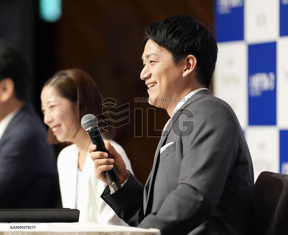 Retirement press conference of pairs figure skaters Miura, Kihara