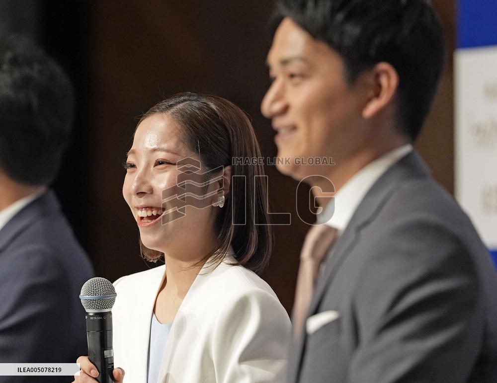Retirement press conference of pairs figure skaters Miura, Kihara
