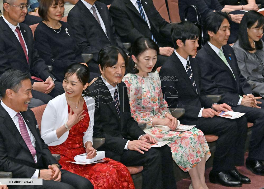 Crown Prince Fumihito's family attends Paraguay-related concert